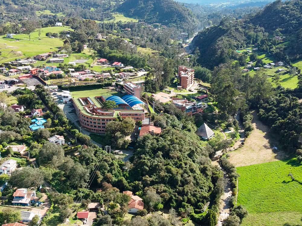 colegio la colina orgullosamente forest school